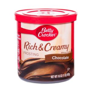 Genießen Sie den reichen und cremigen Geschmack von Betty Crocker Rich & Creamy Chocolate Frosting. Dieses leckere Frosting ist perfekt für alle Schokoladenliebhaber und wird Ihre Kuchen