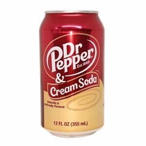 Erleben Sie eine einzigartige Geschmacksfusion mit Dr Pepper & Cream Soda ! Diese erfrischende Kombination vereint den legendären Geschmack der zahlreichen Aromen von Dr Pepper mit der süßlich-cremigen Note von Cream Soda. Das Ergebnis ist ein weicher