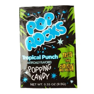 Erleben Sie mit Pop Rocks Popping Candy Tropical Punch ein knisterndes Fest der exotischen Fruchtaromen. Diese aufregende Mischung aus knisterndem Bonbon bringt den Geschmack von tropischen Früchten direkt auf Ihre Zunge. Jede Packung bietet ein einzigartiges Sinneserlebnis